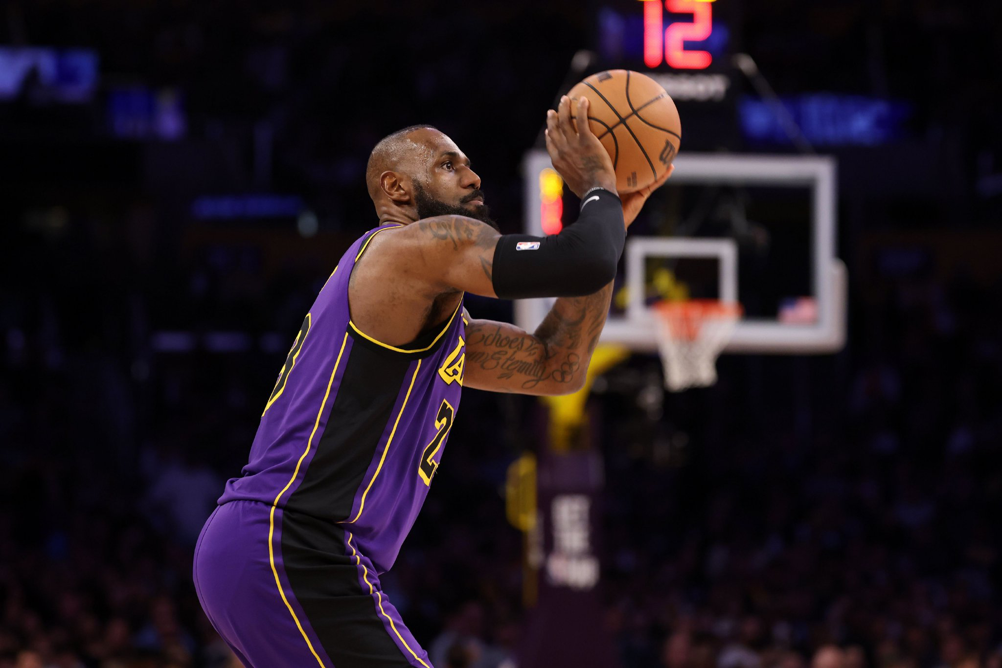 湖人队士气高昂,球员发挥全面的简单介绍 湖人队士气高昂,球员发挥全面的简单介绍