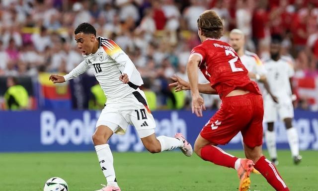 关于丹麦队沉重打击意大利并全面控制局势的信息