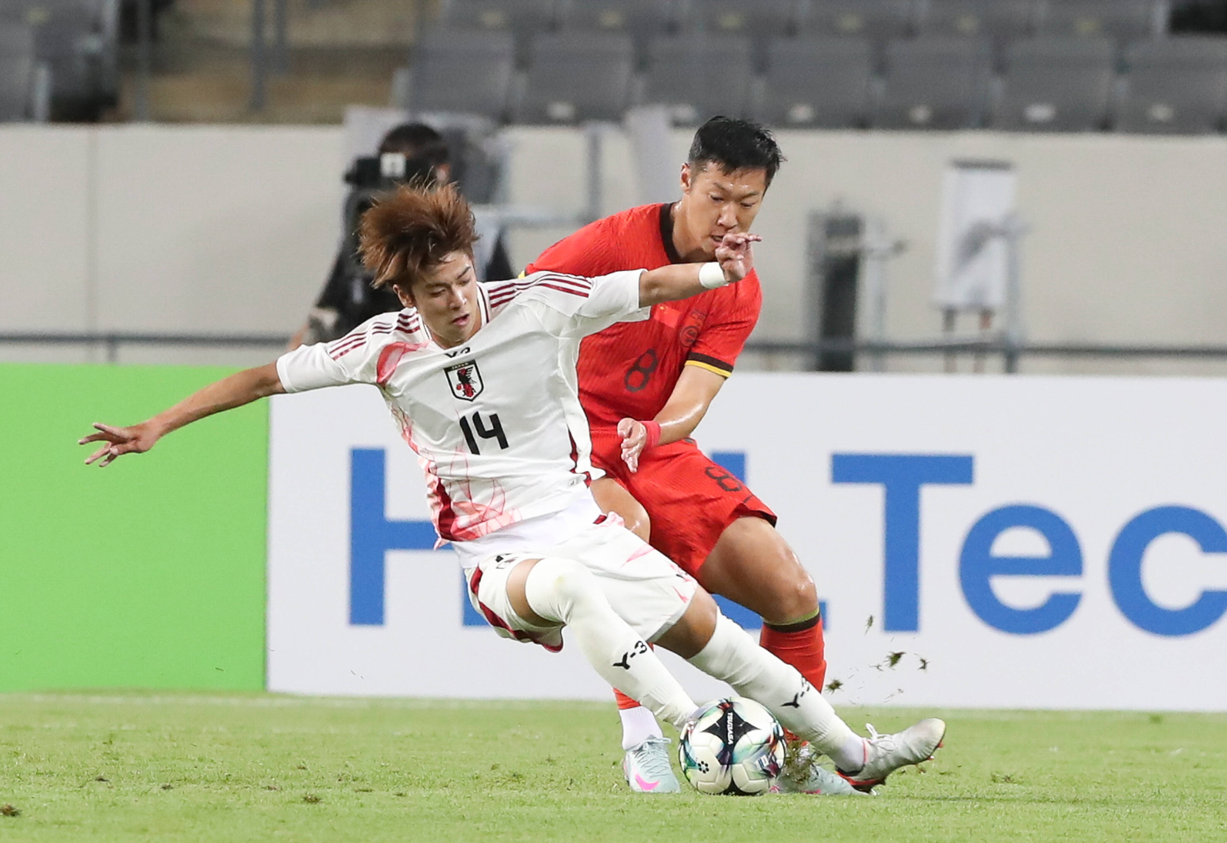 包含东亚球队在激烈比拼中赢得掌声的词条