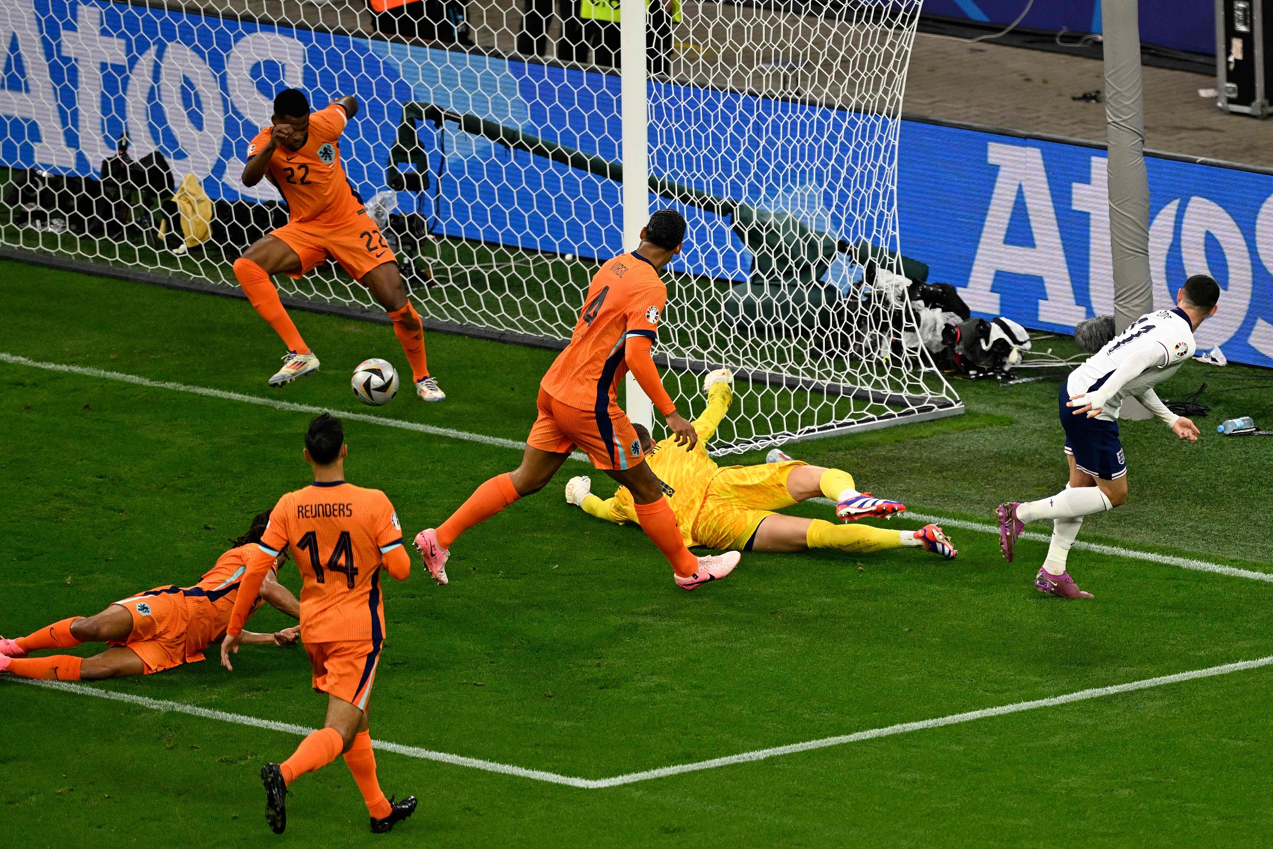 关于英格兰队战平，顺利晋级下一轮的信息