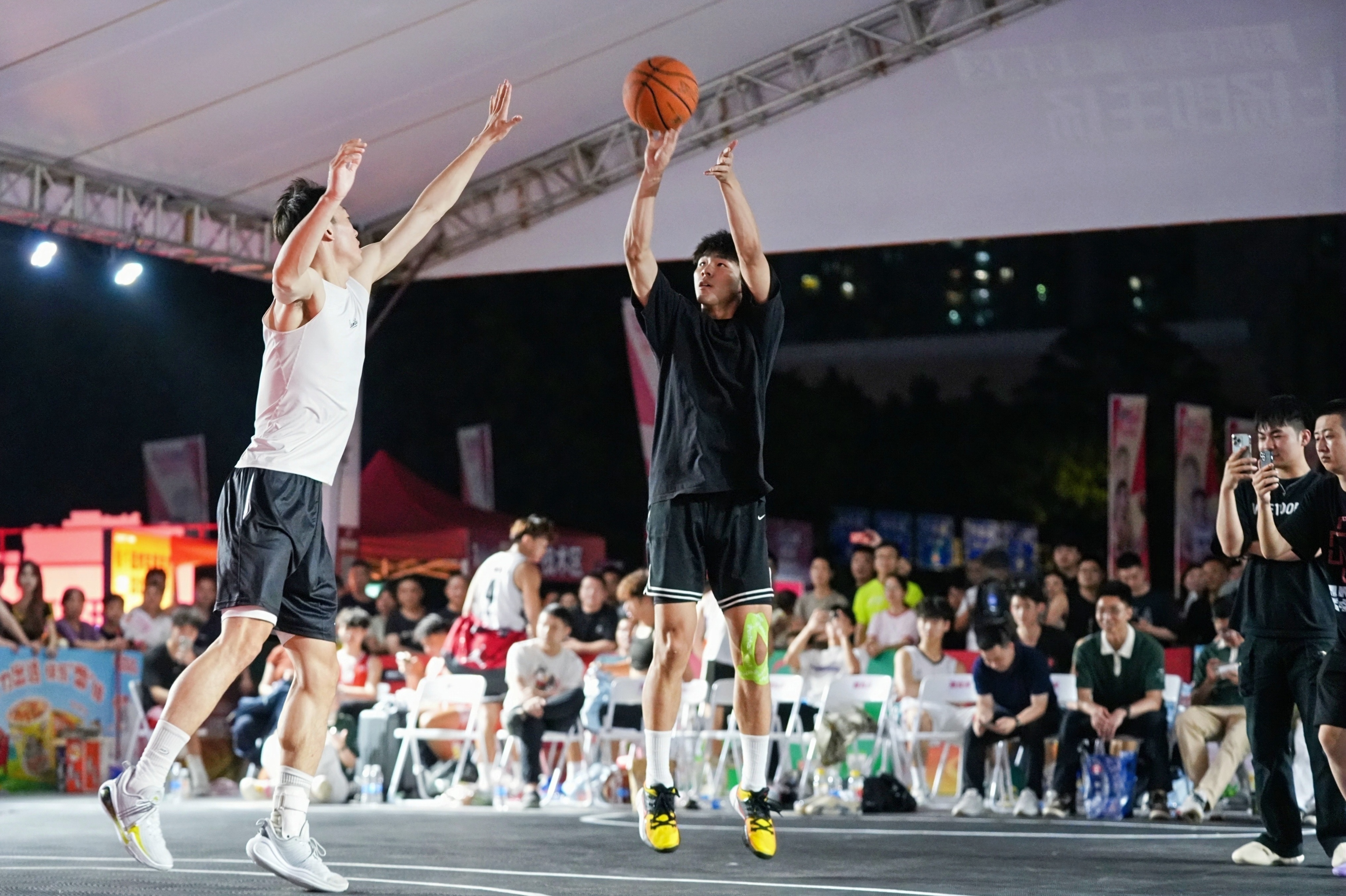 包含内地篮球赛事即将上演一场激情四射的对决的词条